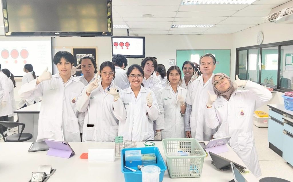 สัตวแพทย์ปี 2 ฝึกปฏิบัติจริง! ตรวจเลือด ไก่-สุนัข วิเคราะห์เม็ดเลือดผ่าน Wright Stain”