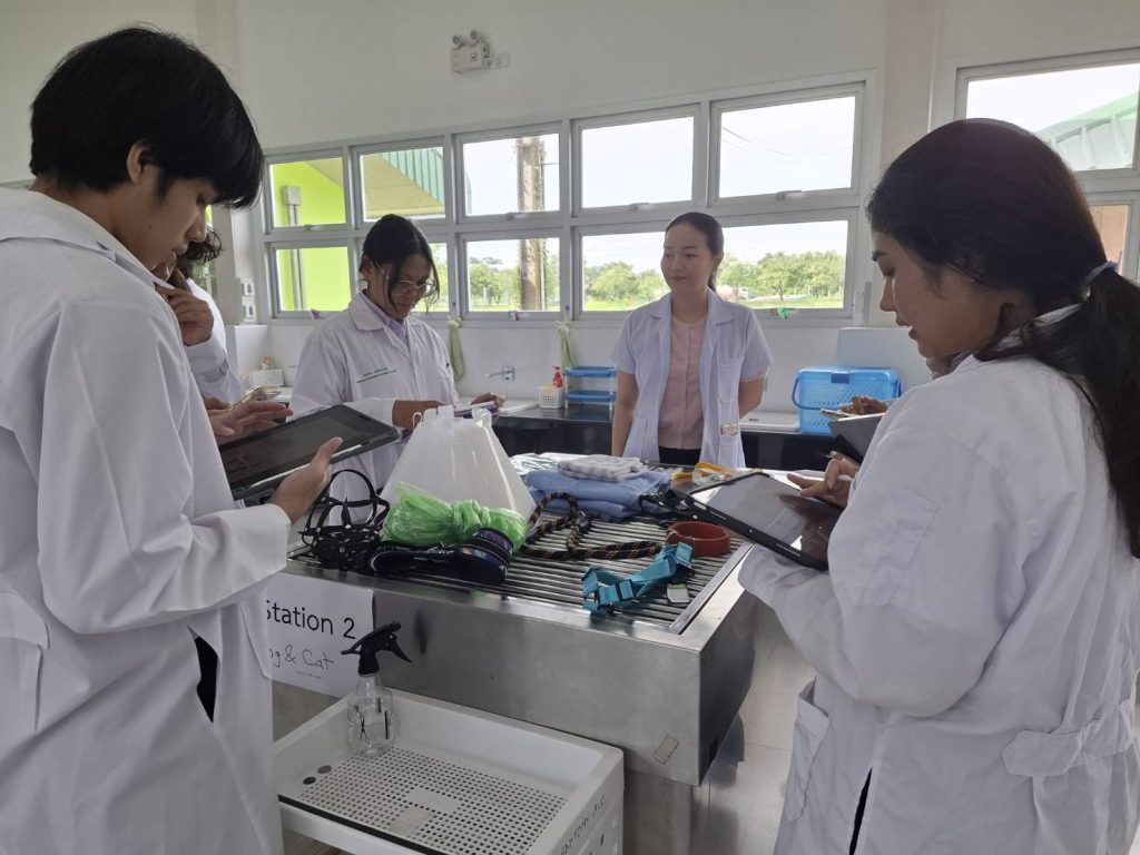 VETERINARY STUDENTS GAIN HANDS-ON EXPERIENCE IN ANIMAL RESTRAINT TECHNIQUES