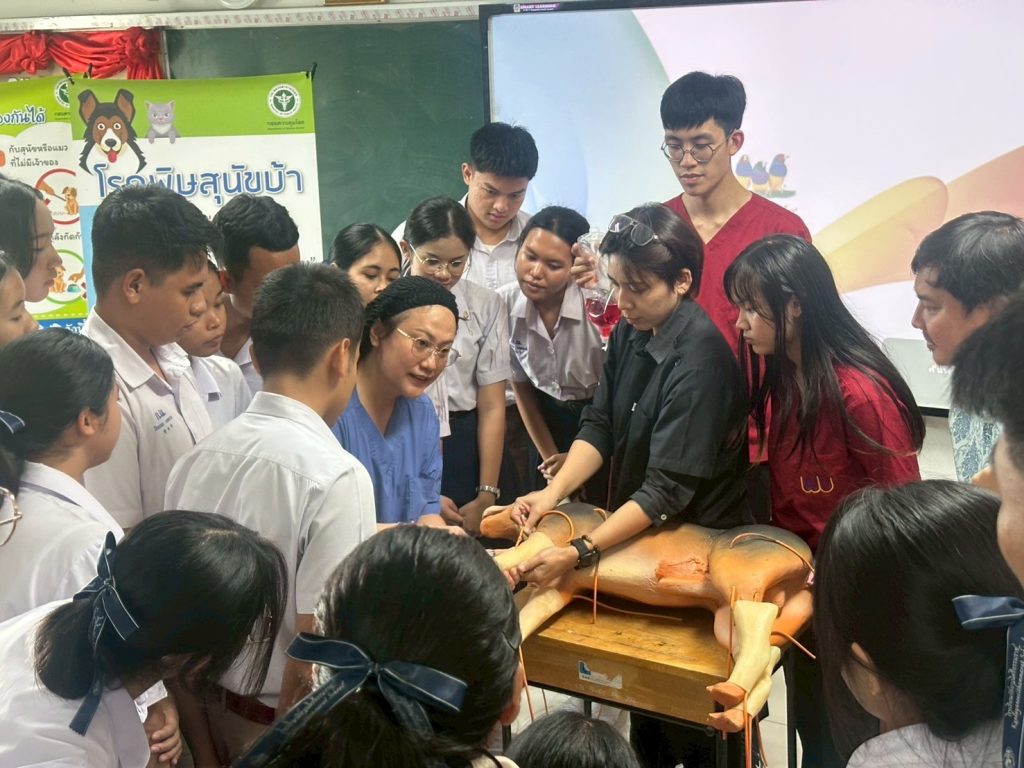 วิทยาลัยสัตวแพทยศาสตร์ฯ จัดโครงการให้ความรู้ด้านการป้องกันโรคพิษสุนัขบ้าแก่นักเรียน โรงเรียนกัลยาณีศรีธรรมราช