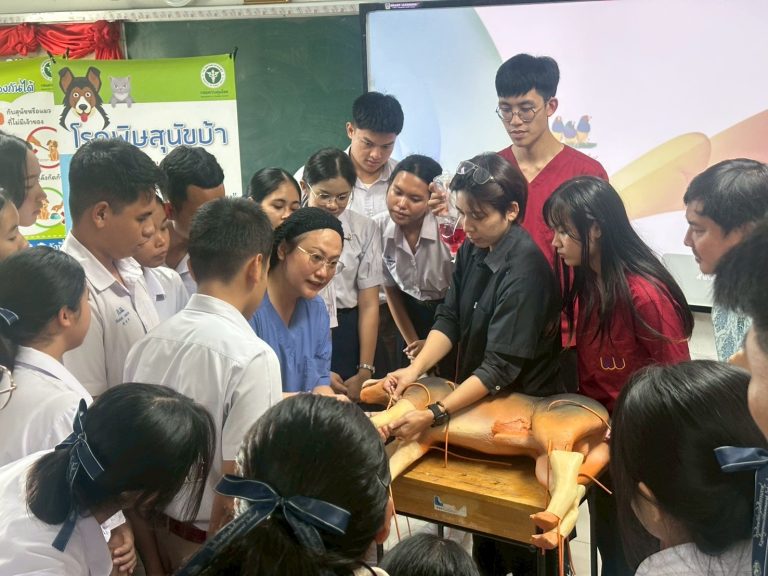 วิทยาลัยสัตวแพทยศาสตร์ฯ จัดโครงการให้ความรู้ด้านการป้องกันโรคพิษสุนัขบ้าแก่นักเรียน โรงเรียนกัลยาณีศรีธรรมราช