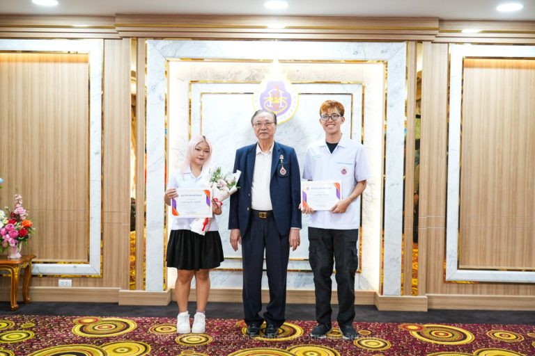 นักศึกษาสัตวแพทยศาสตร์อัครราชกุมารี รับช่อดอกไม้แสดงความยินดีจากอธิการบดี มหาวิทยาลัยวลัยลักษณ์
